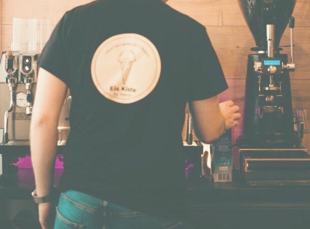 An der Espressomaschine in der Eis Kiste Beethovenstraße