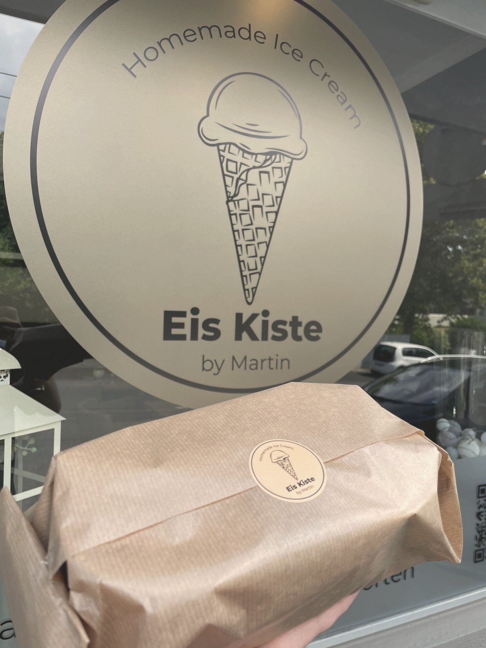 Eis to go im Papier mit Eis Kiste Logo